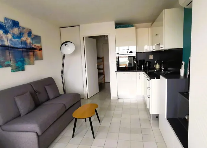 Studio recent à 500 m des plages et du port